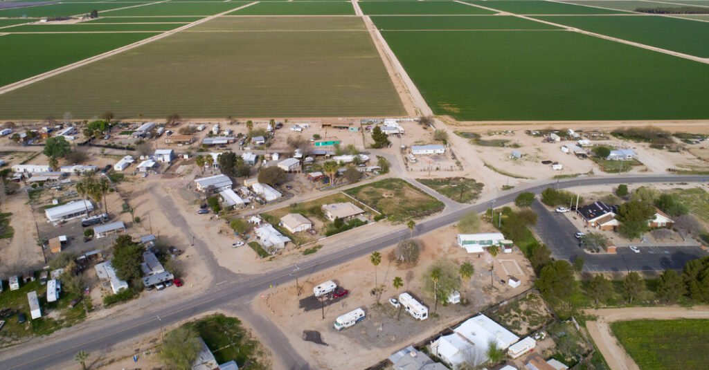 A sinking Arizona town where water and politics collide