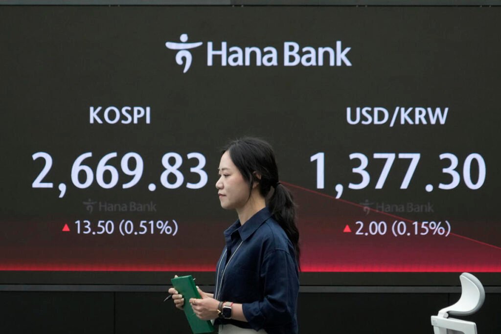 Asian stocks rise, supported by gains in Wall Street tech stocks last week
