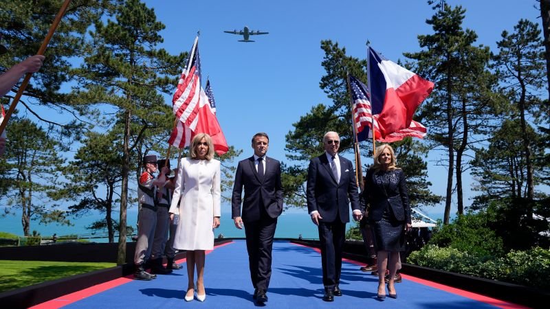 President Macron congratulates President Biden on official visit