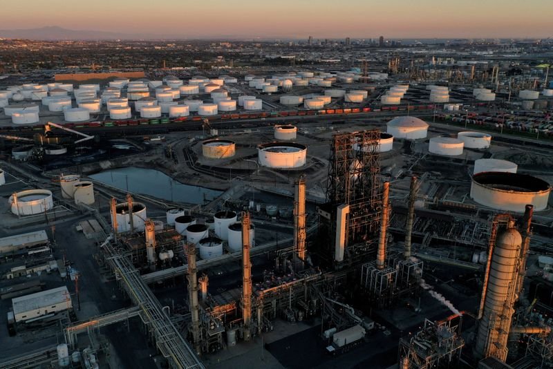 Strong dollar weighs on commodity markets, oil prices continue to fall