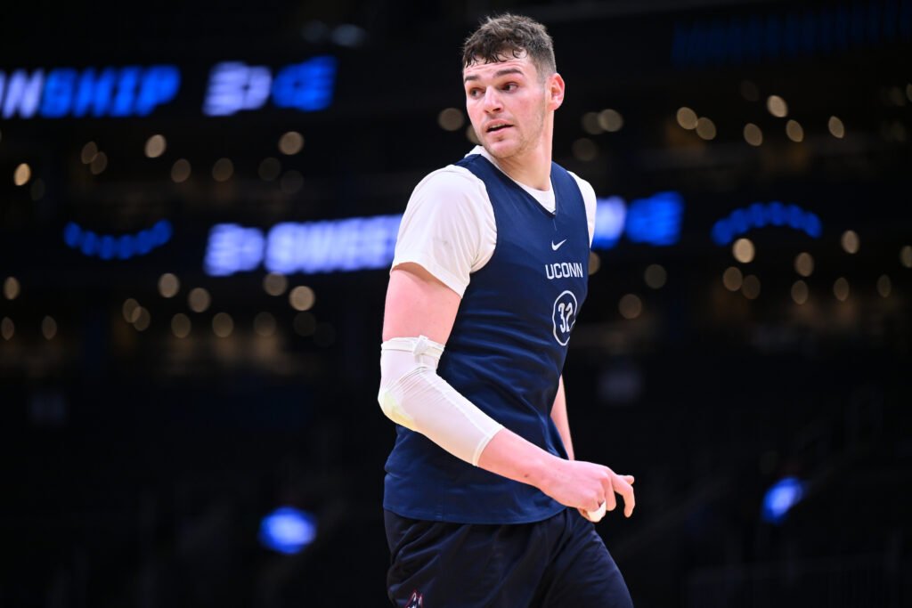 UConn entrepreneurial class supports athletes in NIL ventures