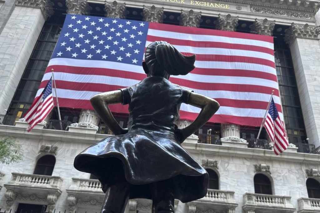Wall Street rises ahead of jobs report, oil prices continue to rise